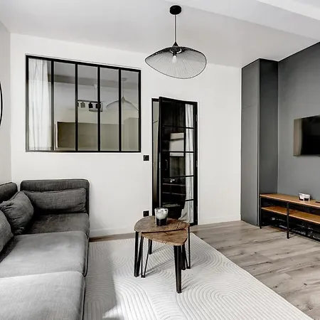 Chill In Le Marais *